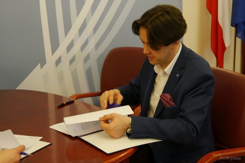 Burmistrz Kozienic podpisał umowę partnerstwa z Cerrad Czarnymi Radom. Cel to rozwój siatkówki w gminie