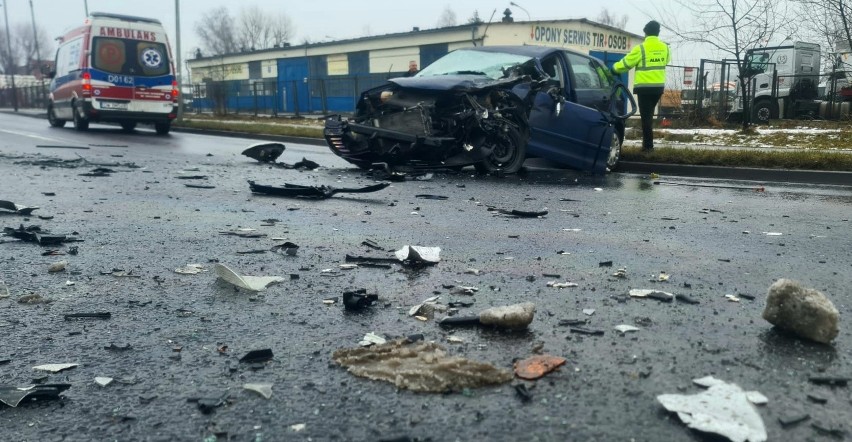 Wypadek na Szczecińskiej. Czołowe zderzenie z autem...