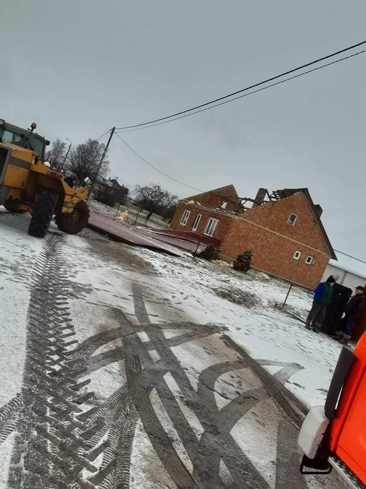 Burza śnieżna w powiecie ostrołęckim, ostrowskim i makowskim. Zerwany dach budynku mieszkalnego, połamane drzewa. 17.01.2022