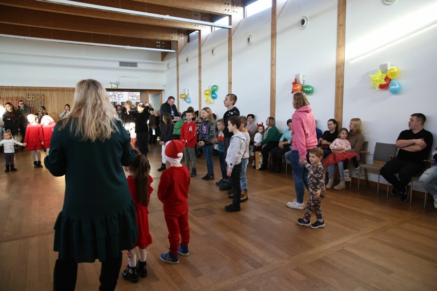 Spotkanie świąteczno-noworoczne dla rodzin zastępczych z powiatu kieleckiego. Ponad 100 dzieci bawiło się Centrum Geoedukacji w Kielcach