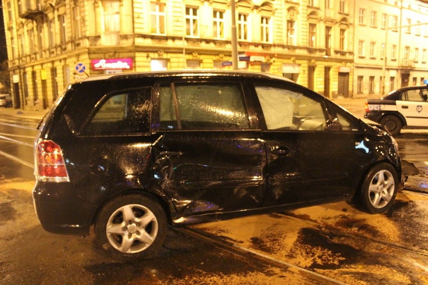 Wypadek na Piłsudskiego. W zderzeniu busa z osobówką ranne 3 osoby [ZDJĘCIA+FILM]