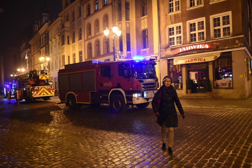 Wydobywający się spod podłogi dym zauważyła ok. godz. 16. 30...