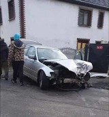 Wawelno. BMW uderzyło betonowe ogrodzenie posesji. Kierowca został ukarany mandatem