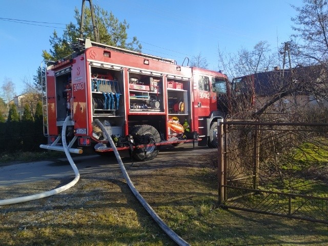 Pożar w miejscowości Glinka. Drewniany dom stanął w płomieniach. Nie żyje kobieta