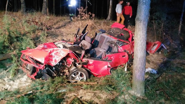 Policja ustaliła, że samochód wypadł z drogi i wjechał w las, odbijając się od jednego drzewa i ścinając dwa kolejne