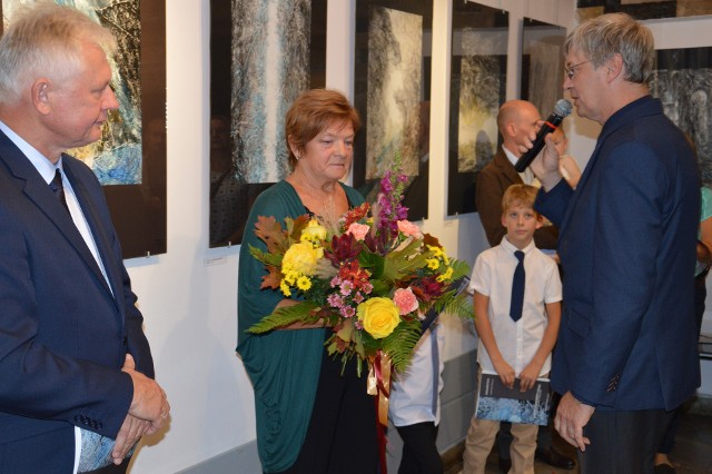 Kwiaty od władz miasta wręczył Jadwidze Kukule radny Mariusz Bajek, prywatnie rysownik