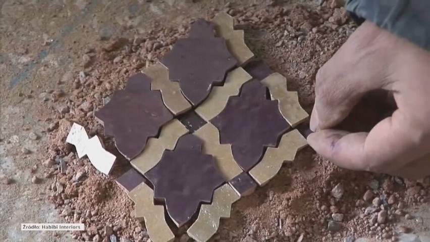 Układanie elementów mozaiki marokańskiej...