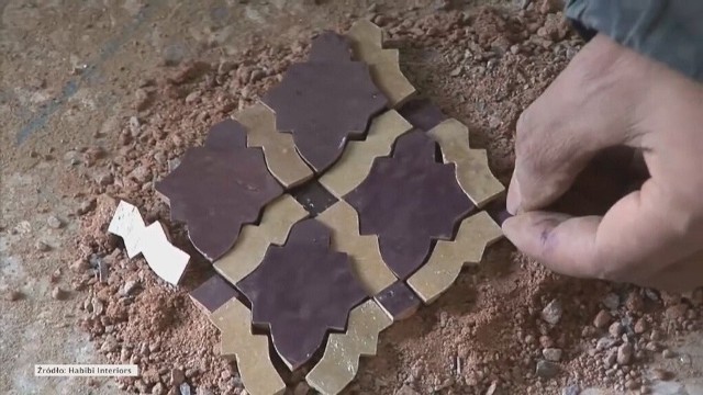 Układanie elementów mozaiki marokańskiejPiękne, ręcznie malowane marokańskie płytki można kupić również w naszym kraju