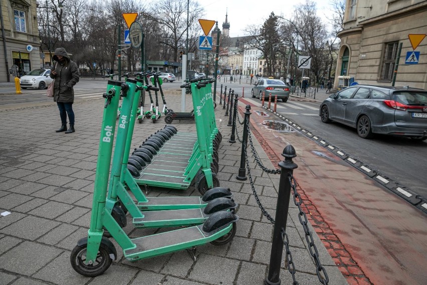 W Krakowie jest 260 parkingów dla elektrycznych hulajnóg