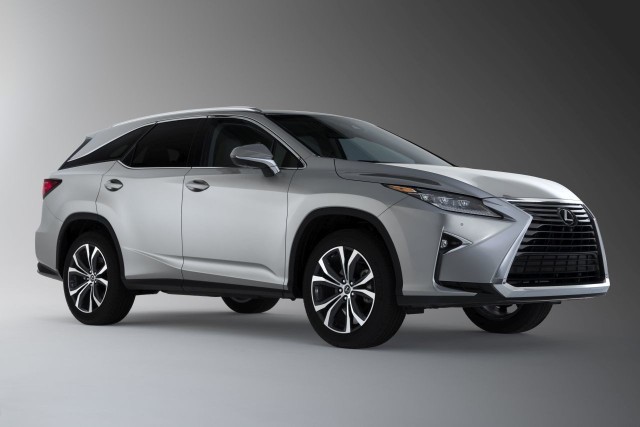 Lexus RX L W Los Angeles przedstawiono dwie wersje Lexusa RX L. Model RX 350L napędzany jest 3,5-litrowym benzynowym silnikiem V6 o mocy 216 kW (294 KM) i maksymalnym momencie obrotowym 358 Nm, sprzężonym z ośmiostopniową przekładnią automatyczną. RX 350L dostępny jest również w wersji z napędem na obie osie Dynamic Torque Control AWD. Wersja RX 450hL wyposażona jest w hybrydową jednostkę napędową o łącznej mocy 313 KM. W hybrydzie napęd na cztery koła zrealizowano za pomocą systemu E-Four, w którym tylną oś napędza dodatkowy silnik elektryczny.Fot. Lexus