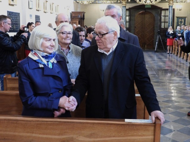 Uroczystości Złotych Godów w Skaryszewie były bardzo wzruszające. Na zdjęciu odnowienie przysięgi małżeńskiej w kościele. Na kolejnych zdjęciach inne pary uczestniczące w uroczystości.