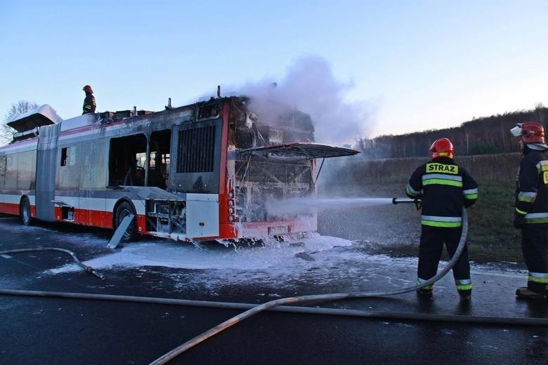 Listopadowy pożar autobusu hybrydowego pod Bydgoszczą w 2015