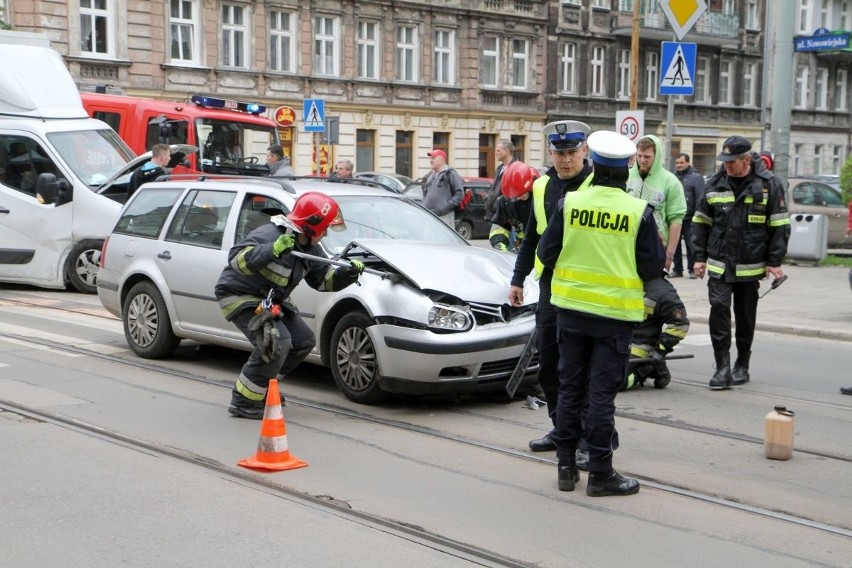 Zderzenie dwóch aut na Nowowiejskiej. Torowisko było zablokowane