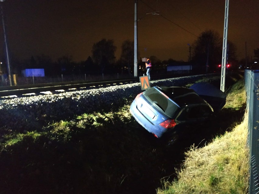 Wypadek na przejeździe kolejowym we Wrocławiu. Tu nie ma rogatek! Matka z dzieckiem jest w szpitalu [ZDJĘCIA]