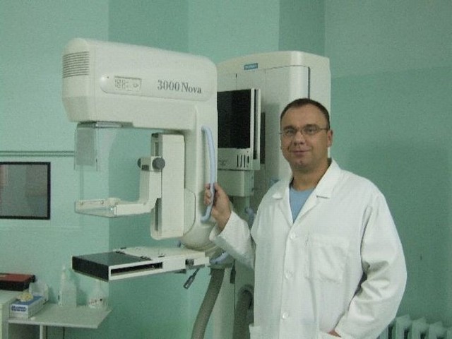Dr Grzegorz Guzik urodził się w Pińczowie, ale od wielu lat mieszka w Kielcach. Ukończył Akademię Medyczną w Lublinie, jest specjalistą radiologii i diagnostyki obrazowej II stopnia. Ma 42 lata. Żona Wioletta jest stomatologiem, mają dwie córki Olę i Lilkę.