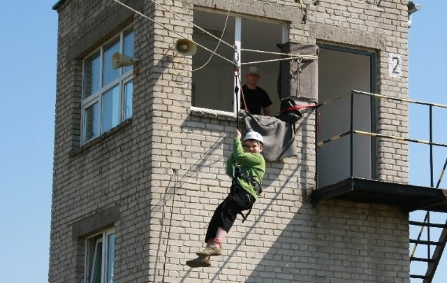Dziewięcioletni Bartosz Wasilewski zjechał na linie z dziesięciometrowej wieży. Mówił, że trochę się bał, ale potem pobiegł powtórzyć ten wyczyn.