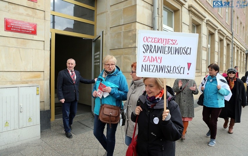 Milcząco krążyli w koło niosąc flagi KOD i po jednej polską,...