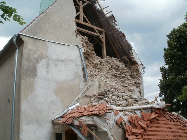 Ściana zabytkowego kościoła runęła ok. 15.30. Na razie nie wiadomo, z jakiej przyczyny.