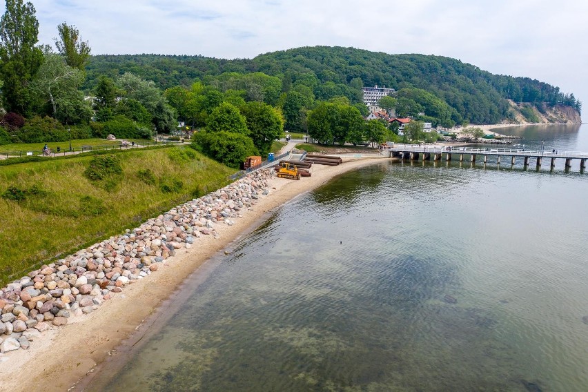 Rozpoczynają się prace odnawiające plażę w Orłowie. Sztorm zabrał sporą jej część ZDJĘCIA