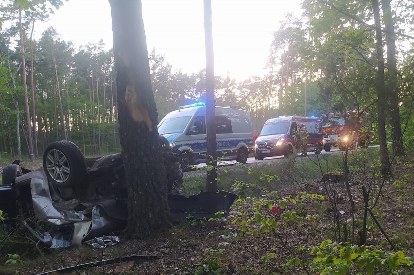 Groźny wypadek koło Sulejowa na drodze 742. Auto dachowało i uderzyło w drzewo!
