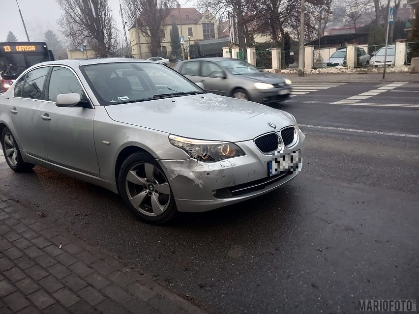 Wypadek na ul. Niemodlińskiej w Opolu. Zderzyły się trzy samochody, poszkodowana została 32-latka jadąca bmw