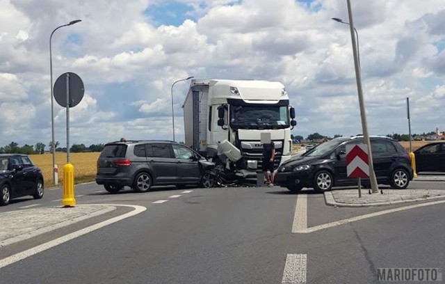 Do kolizji z udziałem samochodu osobowego oraz ciężarówki doszło na DK 40