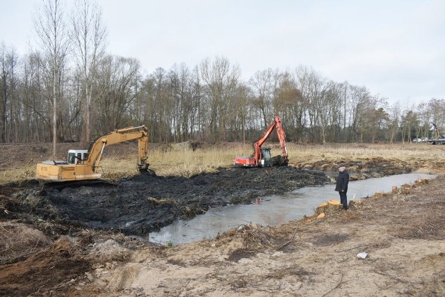 Teren budowy zbiornika w Nieznamierowicach odwiedził wójt Rusinowa Marian Andrzej Wesołowski.
