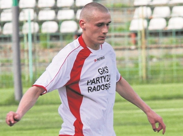 Partyzant Radoszyce pokonał w sobotnim meczu GKS Rudki 1:0. Na zdjęciu gracz radoszyckiego zespołu Bartłomiej Papros.