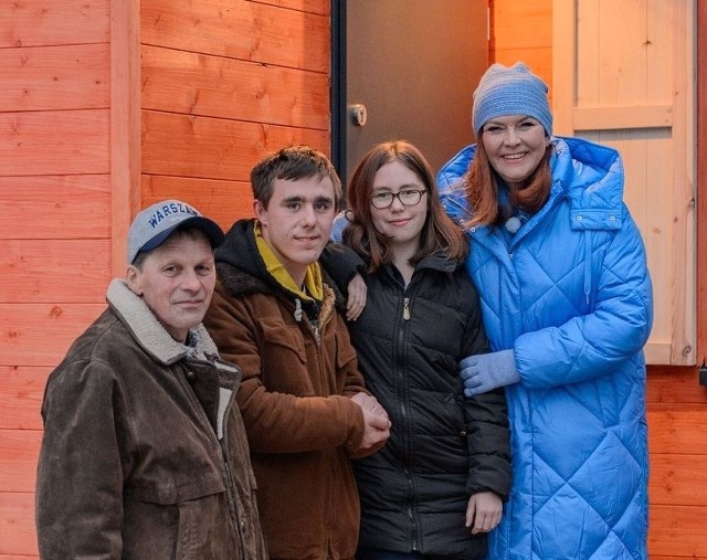 Katarzyna Dowbor z ekipą programu "Nasz Nowy dom" wybrała się do wsi Jabłońskie w Podlaskiem, by pomóc panu Ryszardowi, samotnie wychowującemu dwójkę dzieci