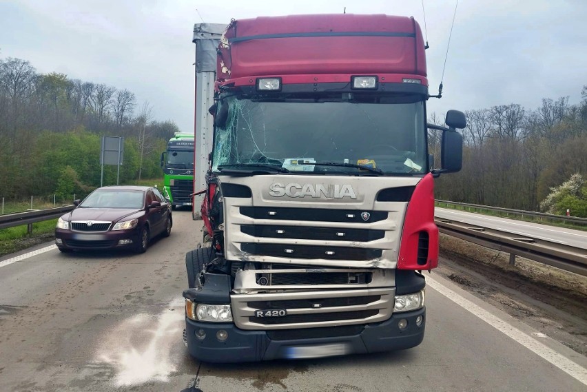 Na autostradzie A4 zderzyły się dwie ciężarówki. Są utrudnienia dla kierowców, jadących w stronę Wrocławia [ZDJĘCIA]