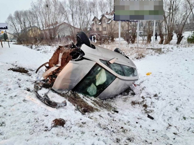 28-letni kierowca samochodu marki Opel był pijany, wjechał do rowu i dachował.