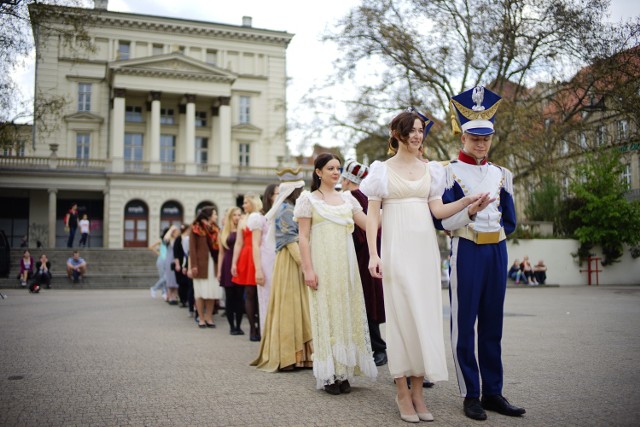 Odtańczyli poloneza na placu Wolności