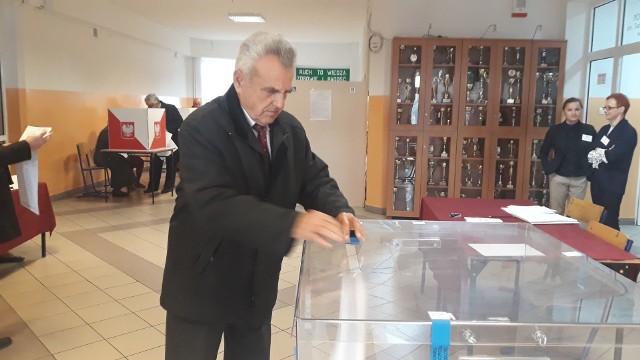 Głosowanie w Jastrzębiu koło Szydłowca. Przy urnie Jan Mąkola.