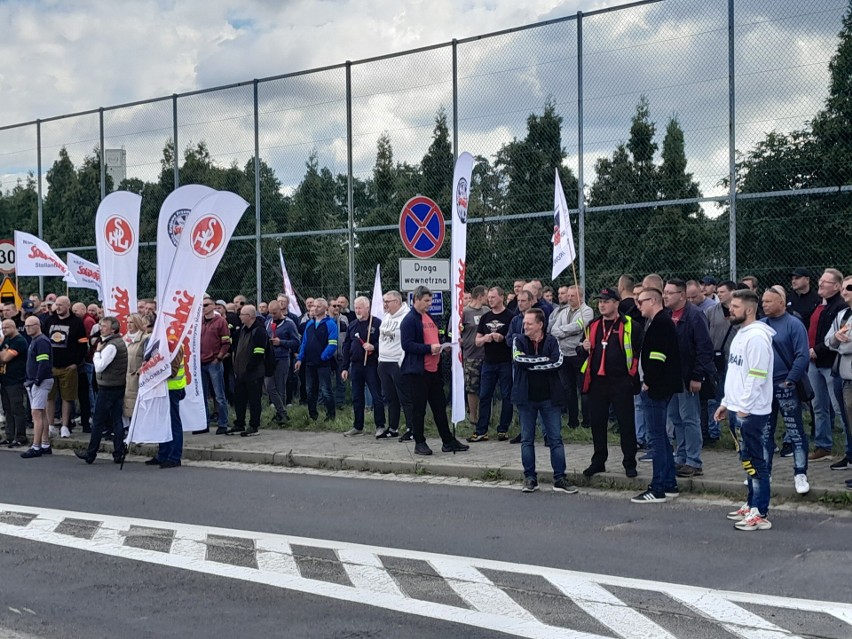 Pikieta protestacyjna pod zakładem Opla. Pracownicy i...