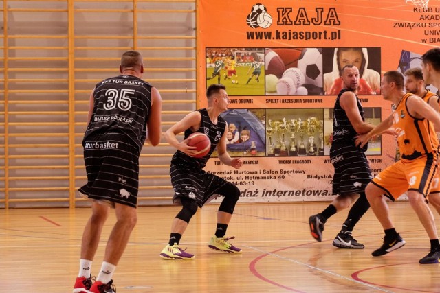 W przedsezonowym sparingu, rozegranym w hali Uniwersytetu w Białymstoku, koszykarze Żubrów Chorten Białystok przegrali z Turem Basket Bielsk Podlaski 66:86.