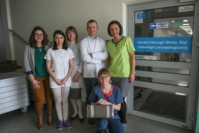 Od tego roku, każdy pacjent po usunięciu krtani opuszczający poznańską placówkę na Garbarach otrzymuje zestaw pozwalający odpowiednio pielęgnować stomę, czyli otwór, przez który powietrze wpada bezpośrednio do płuc.