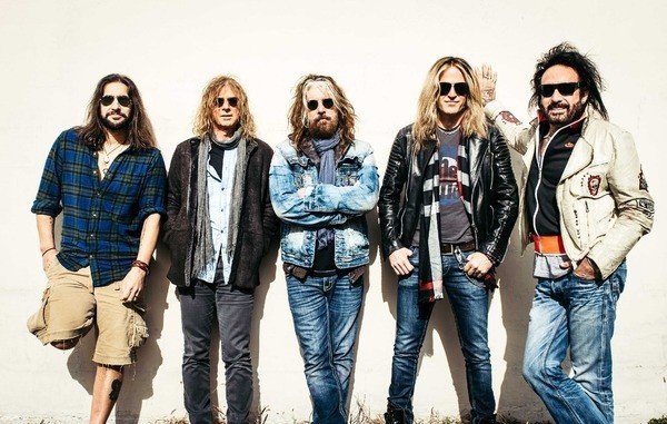 Kolejny rok właściwie dopiero się rozpoczął, a The Dead Daisies kontynuują pracę nad nowymi rozdziałami historii klasycznego rocka. Trwają prace nad nowym następnym i szykuje się ogromna trasa koncertowa. Napędzane coraz to liczniejszym gronem fan&oacute;w Martwe Stokrotki brną dalej i nie zamierzają się poddać.