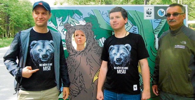 Michał Żebrowski (po lewej) wraz z przyrodnikami namawiał turystów, aby nie zaczepiali niedźwiedzi