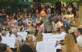 Muzyka dla uszu! Przed Filharmonią Zielonogórską Orkiestra Symfoniczna zagrała koncert pełen hitów muzyki klasycznej. Tłumy na widowni!