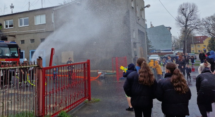 Lany poniedziałek w Policach. Najmłodsi ze strażakami podtrzymali tradycję