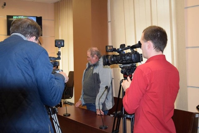 Sąd Rejonowy w Krotoszynie skazał na 3 miesiące więzienia Wojciecha Cz. z Rozdrażewa. Mężczyzna za pomocą gilotyny zabijał karpie na targowisku.Przejdź do kolejnego zdjęcia --->