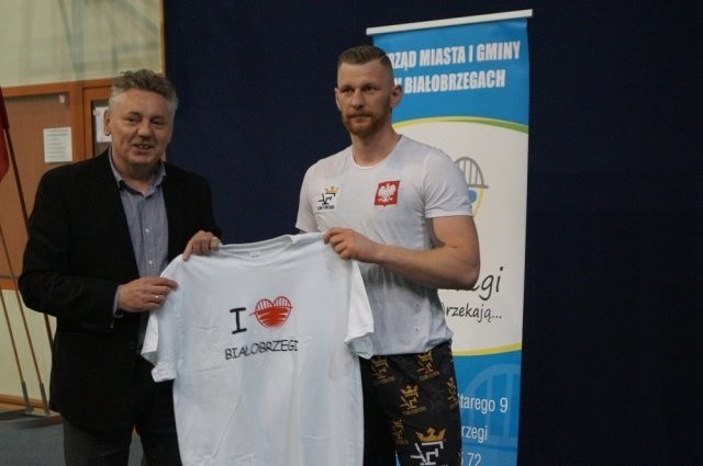 Andrzej Fonfara (z prawej) od wiceburmistrza Mieczysława Danielewicza dostał koszulkę z napisem "I love Białobrzegi".