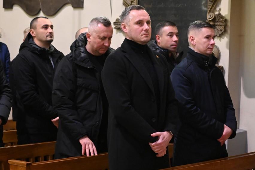 Biskup Marian Florczyk odprawił mszę świętą w intencji Korony Kielce w kościele Świętej Trójcy. Byli piłkarze, trenerzy, prezes