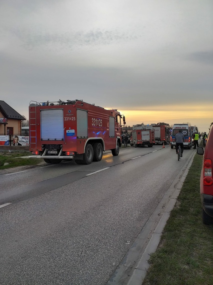 Wypadek w gminie Zakrzew. Zderzyły się dwa samochody, trzy osoby zostały ranne