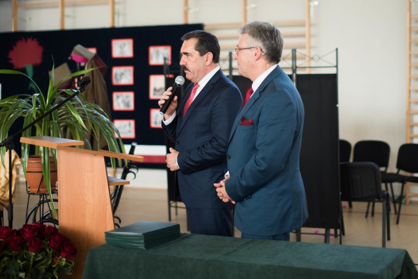 Dzień Edukacji Narodowej w powiecie ostrowskim. Nagrody i otwarcie boiska [ZDJĘCIA, WIDEO]