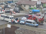 Groźny wypadek koło dworców w centrum Kielc! Zderzyły się pasażerski bus i osobówka. Trzy osoby ranne, w tym dziecko. Zobaczcie zdjęcia