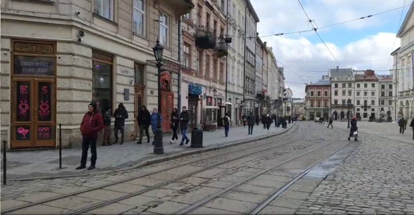 Na ulicach Lwowa kolejki ustawiają się pod bankami,...