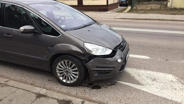 We wtorek, po godz. 15, strażacy z OSP Knyszyn zostali wysłani do wypadku, do którego doszło na głównym skrzyżowaniu w mieście.