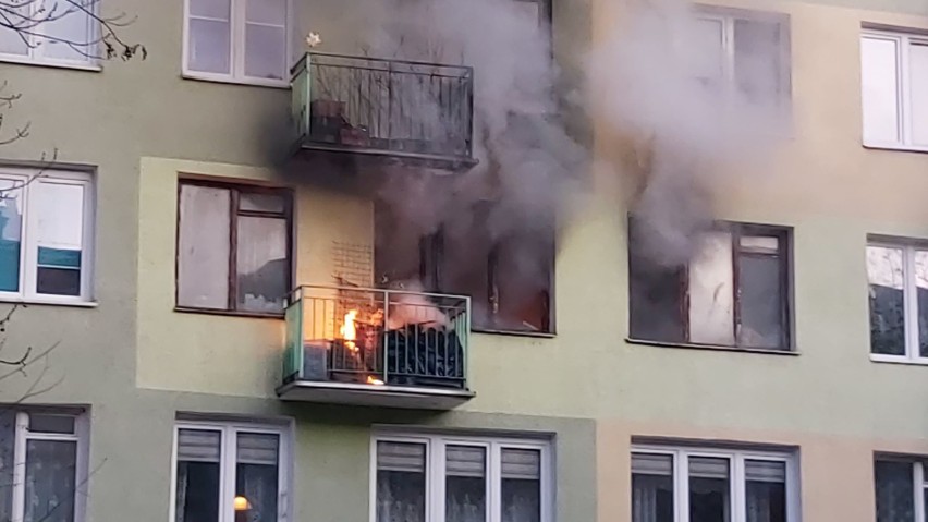 Groźny pożar mieszkania we Włocławku [zdjęcia]