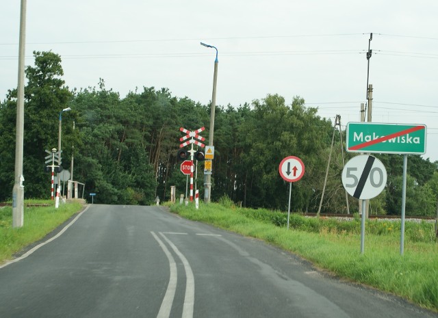 Na tym przejeździe kolejowym w Makowiskach pojawi się system kamer kontrolujących. Jeśli kierowca przejedzie przy włączonym czerwonym świetle, zostanie sfilmowany i otrzyma wezwanie do zapłacenia mandatu